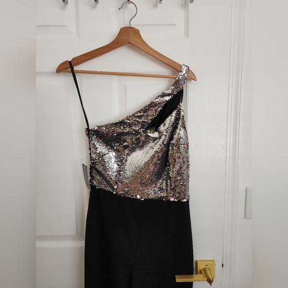 Alexia Admor 1-Shoulder Reversible Sequin Jumpsuit Gold/Silver - Picture 4 of 7